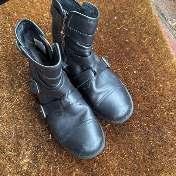 UGG  Black Leather Shearling Women’s Boots 
Size 6.5 - Picture 4 of 9